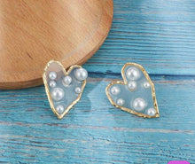 Load image into Gallery viewer, Pearly heart earrings
